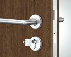 Врізні дверні замки: вибір на користь спокою й безпеки