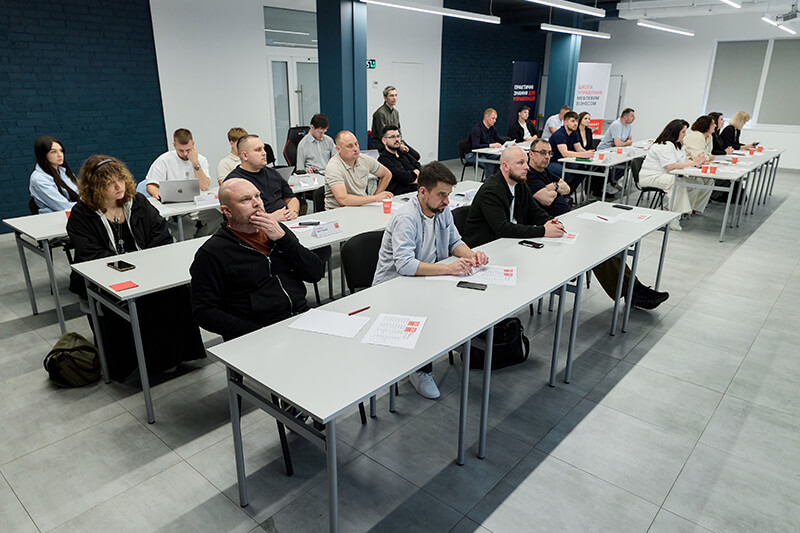 Учасники Школи управління меблевим бізнесом під час дискусії