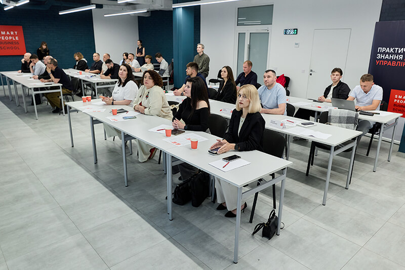 Учасники Школи управління меблевим бізнесом під час дискусії