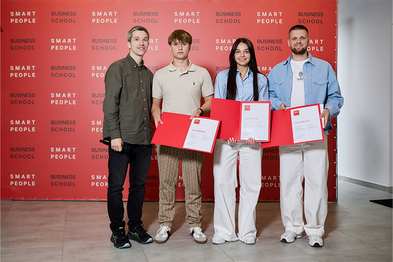 Вручення сертифікатів випускникам ШУМБ-12 від бізнес-школи Smart People