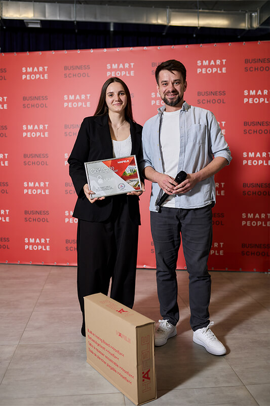Вручення сертифікатів випускникам ШУМБ-12 від бізнес-школи Smart People