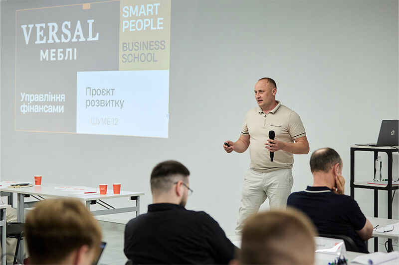 Спікер проводить заняття для учасників ШУМБ-12