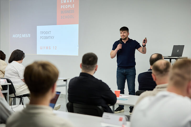 Учасник ШУМБ-12 презентує проєкт розвитку меблевого бізнесу