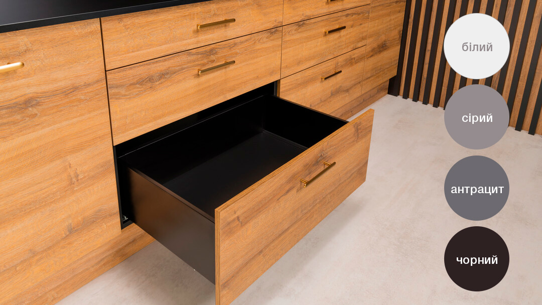 Тонкостінна висувна шухляда Matrix S Slim чорного кольору в дерев’яному корпусі кухні